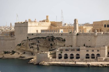 Liman 'a gelen Valletta şehrinin manzarası.