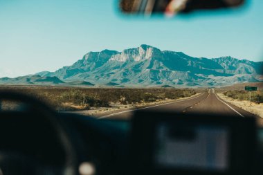 POV, RT 62 'de kuzeye, Guadalupe Dağları Ulusal Parkı' na doğru gidiyor.