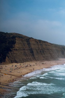 Cascais 'deki okyanus kayalıklarının güzel manzarası.