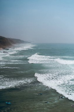 Cascais 'deki okyanus kayalıklarının güzel manzarası.