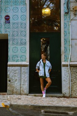 Portekiz duvarına karşı poz veren kadın.