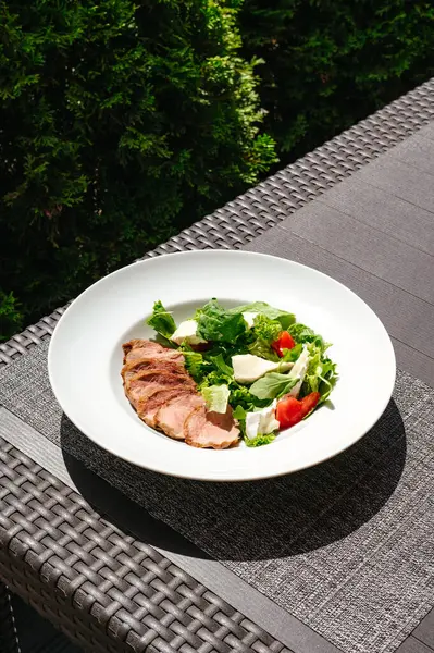 sebzeli salata ve sos.