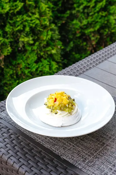 Krem şantili ve meyveli tatlı