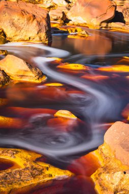 Rio Tinto kayalarındaki doku ve renkler