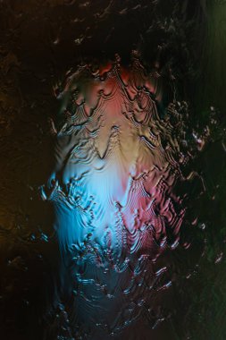 Akan suyun üzerinde renkli soyut yansıma