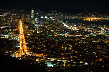 San Francisco 'nun gece manzarası, aydınlatılmış şehir sokakları ve ufuk çizgisi..