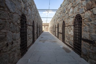 Yuma Bölgesi Cezaevi kaya duvarları ve demir kapılar