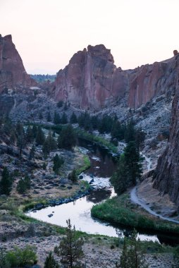 Smith Rock State Parkı 'nda kıvrılan kayalar ve bir nehir..