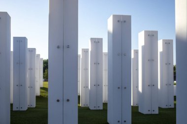 Chandler, AZ 'deki Gazi Vahası parkında sembolik sütunlar