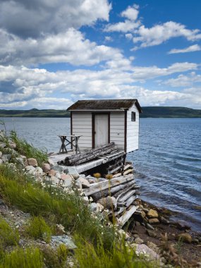 Newfoundland 'da okyanusun kenarında beyaz balıkçılık sahnesi inşa ediliyor..