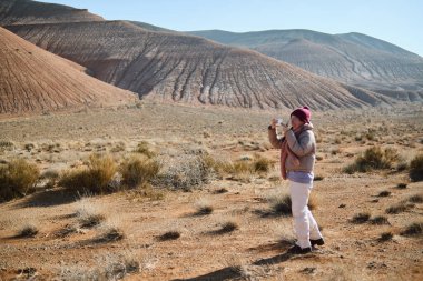 Uçsuz bucaksız bir çöl bölgesinde eşsiz manzaralar keşfediyor.
