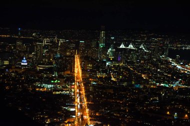 Gece San Francisco silueti, şehir ışıkları ve Bay Köprüsü.
