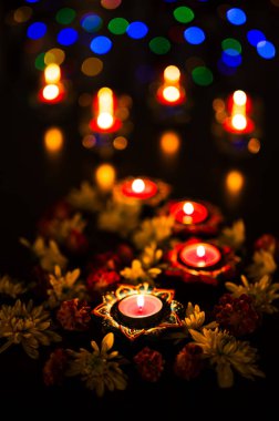 Parlak mumlarla, renkli ışıklarla canlı Diwali düzeneği.