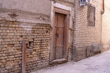 Önünde kapı olan tuğla bir duvar.