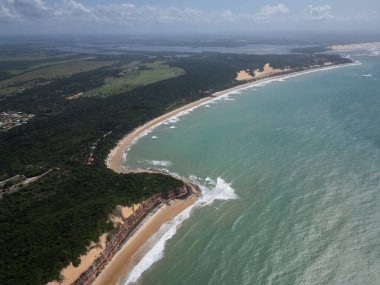 Turuncu kumlu kayalıklara ve vahşi plajlara güzel hava manzarası