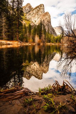 Yosemite 'deki durgun nehir sularına yansıyan üç kardeş