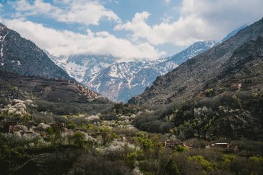 Arkasında Toubkal olan Imlil köyü.