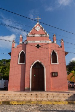 Rio Grande do Norte eyaletinin Pipa köyündeki küçük pembe kilise.
