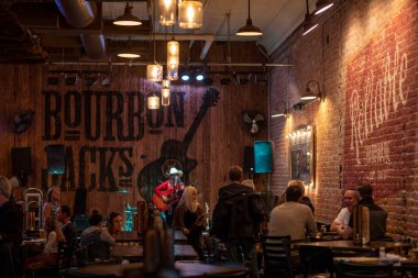 Chandler, AZ 'deki Bourbon Jacks' te country şarkıcısı.