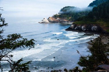 Oregon Sahili, Heceta Baş Feneri, uçurumlar ve dalgalar.