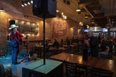 Chandler, AZ 'deki Bourbon Jacks' te country şarkıcısı.