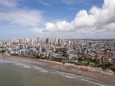 Bessa 'daki binalar ve sahil manzarası çok güzel.