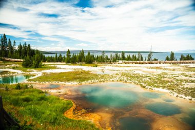 Yellowstone 'da berrak mavi suyu olan jeotermal havuzlar.