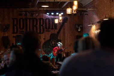 Chandler, AZ 'deki Bourbon Jacks' te country şarkıcısı.