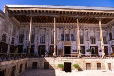 Balkonu ve avlusu olan bir bina.