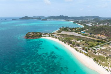 Beyaz bir kumsal ve mercan resifinin havadan görünüşü