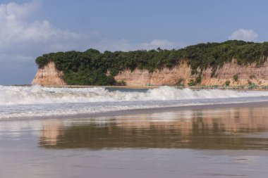 Vahşi Baa dos Golfinhos plajına turuncu kumlu güzel bir manzara. 