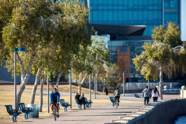 Tempe, AZ 'deki parkın keyfini çıkaran insanlar