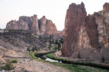 Smith Rock State Park, Oregon 'da kayalar ve kıvrımlı bir nehir..