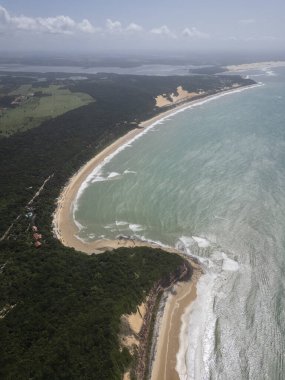 Turuncu kumlu kayalıklara ve vahşi plajlara güzel hava manzarası