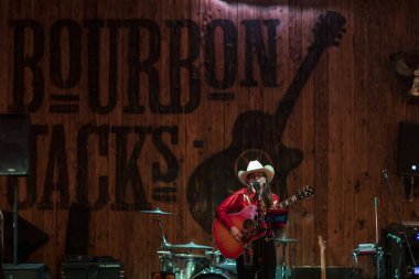 Chandler, AZ 'deki Bourbon Jacks' te country şarkıcısı.