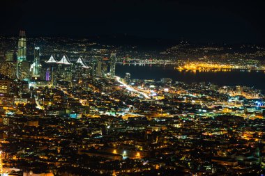 San Francisco gökyüzü geceleri şehir ışıkları ve Bay Köprüsü ile kaplı..