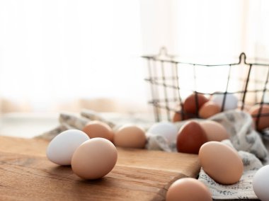 Tahta yüzeyde, yumuşak ışıklandırmada doğal yumurtaların yatay görüntüsü