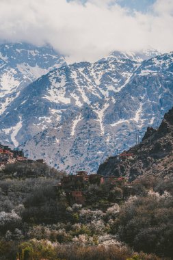 Arkasında Toubkal olan Imlil köyü.