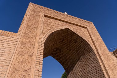 Kemer yolu tuğladan yapılmış ve arka planda mavi bir gökyüzü var.