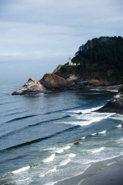 Heceta Baş Feneri Oregon sahiline bakıyor