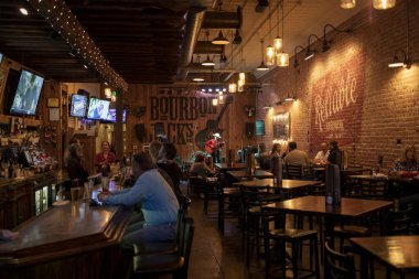 Barın geniş açısında gece çok az kişi olacak.