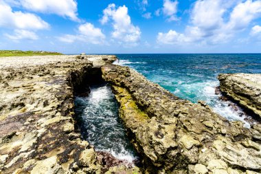 Dalgalar görkemli kayalıklara çarpıyor, Antigua