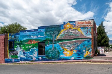 Cottonwood, AZ 'deki binanın yanındaki renkli duvar resmi.