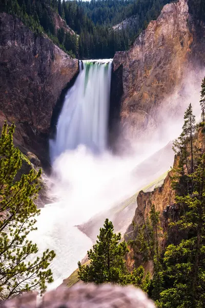 Yellowstone 'daki Yukarı Şelale engebeli uçurumlardan aşağı düşüyor.