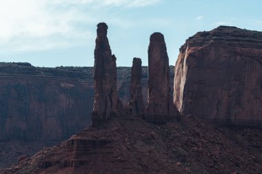 Anıt Vadisi 'ndeki Üç Kız Kardeş' in yüksek kaya oluşumları..