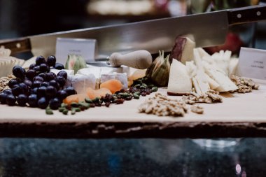 Peynir büfesi çeşitli peynirler, meyveler ve fındıklar sergileniyor.