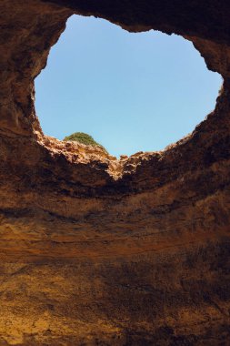 Benagil mağarası ve Algarve Portekiz 'deki mavi gökyüzü..