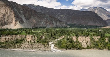 Pakistan 'da içinden nehir akan bir dağ sırası.