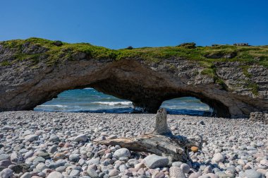 Newfoundland, Kanada sahillerindeki doğal kaya kemerlerinin görüntüsü.