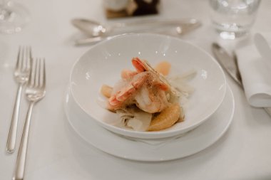 Zarif karides ve balık yemeği güzel bir yemek ortamında servis edilir..